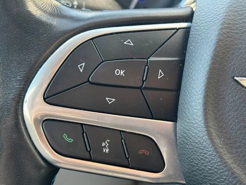Used 2021 Chrysler Pacifica Touring-L FWD image 9