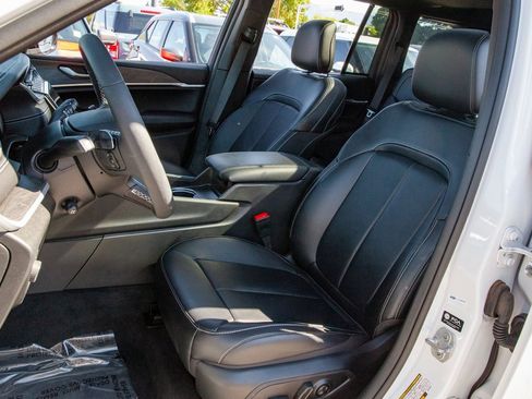 Used 2025 Jeep Grand Cherokee Limited w/ Luxury Tech Group II image 13