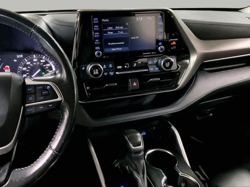 Used 2022 Toyota Highlander XLE AWD/4WD image 7