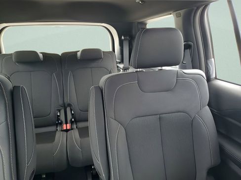 New 2025 Jeep Grand Cherokee L Laredo image 14