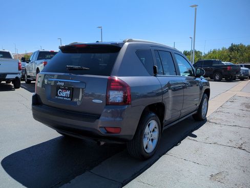 Used 2017 Jeep Compass Latitude FWD image 3