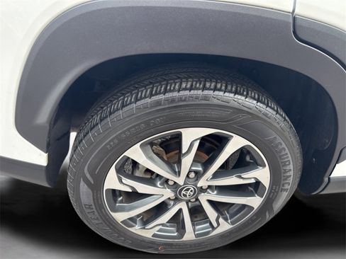 Used 2023 Toyota Corolla Cross XLE image 26