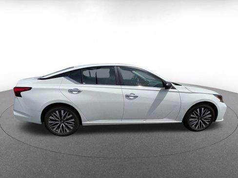 Used 2025 Nissan Altima 2.5 SV FWD image 8