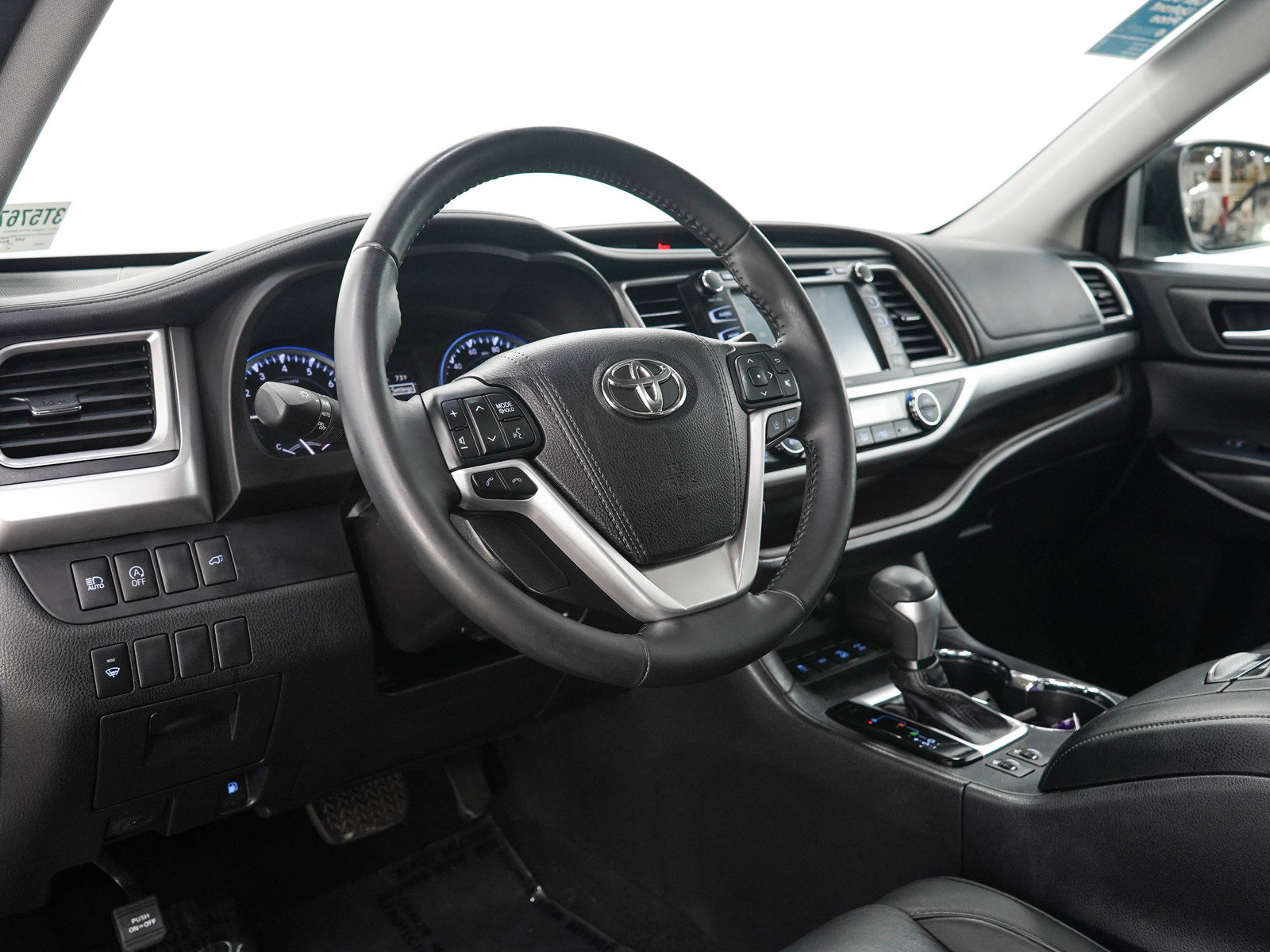Used 2017 Toyota Highlander XLE AWD/4WD image 25