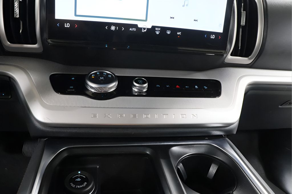 Used 2025 Ford Expedition Active AWD/4WD image 17