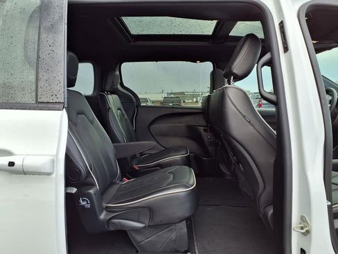 Used 2025 Chrysler Pacifica Limited FWD image 27
