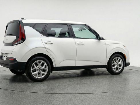Used 2025 Kia Soul LX w/ LX Technology Package FWD image 9