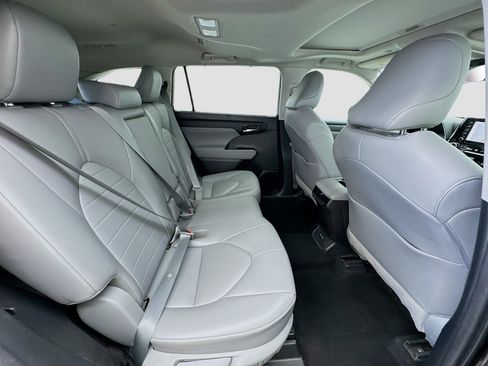 Used 2021 Toyota Highlander XLE image 21
