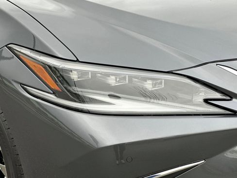 Certified 2025 Lexus ES 300h w/ Luxury Package image 11