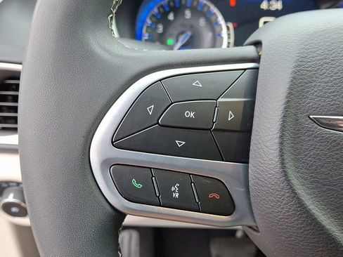 Used 2023 Chrysler Pacifica Touring-L image 21