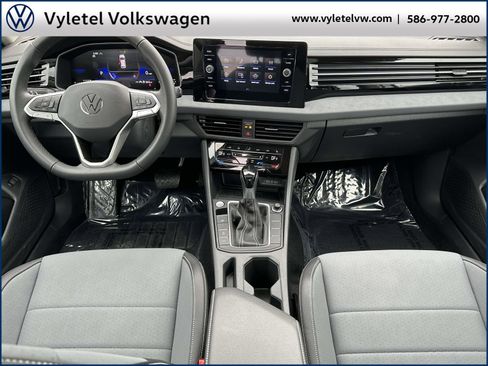 Certified 2025 Volkswagen Jetta SE w/ Sunroof Package image 12