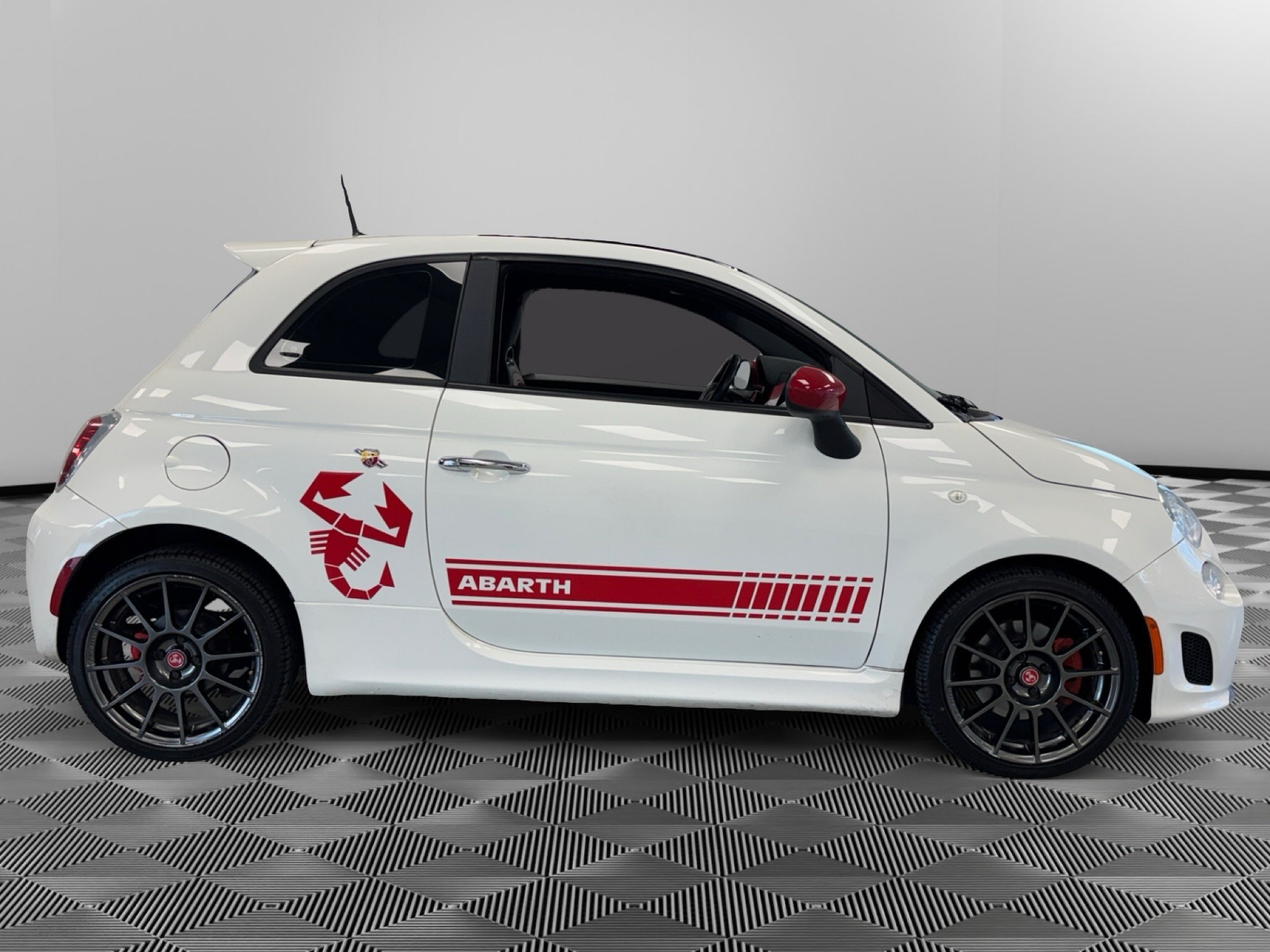 Used 2013 FIAT 500 Abarth w/ Beats Audio Pkg FWD image 9