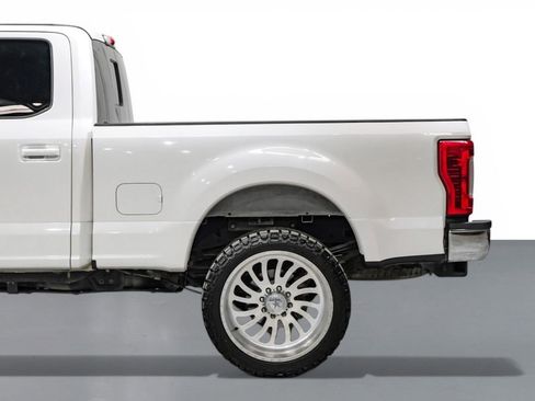 Used 2019 Ford F250 Lariat w/ Lariat Value Package AWD/4WD image 11