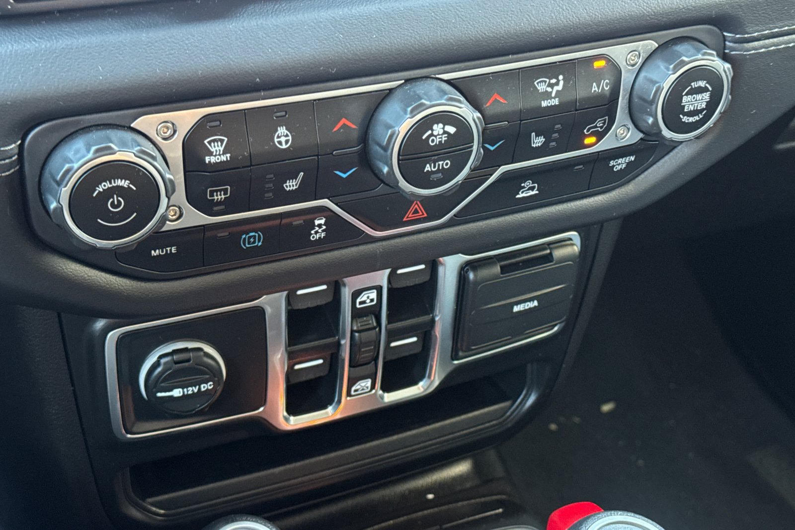 Used 2025 Jeep Wrangler Unlimited Sahara AWD/4WD image 20