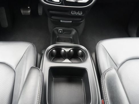 Used 2025 Chrysler Pacifica Select image 26