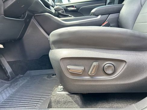 Used 2025 Toyota Highlander XLE AWD/4WD image 33