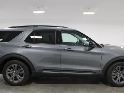 Used 2023 Ford Explorer XLT w/ Equipment Group 202A RWD image 11