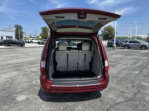 Used 2013 Chrysler Town & Country Touring FWD image 21