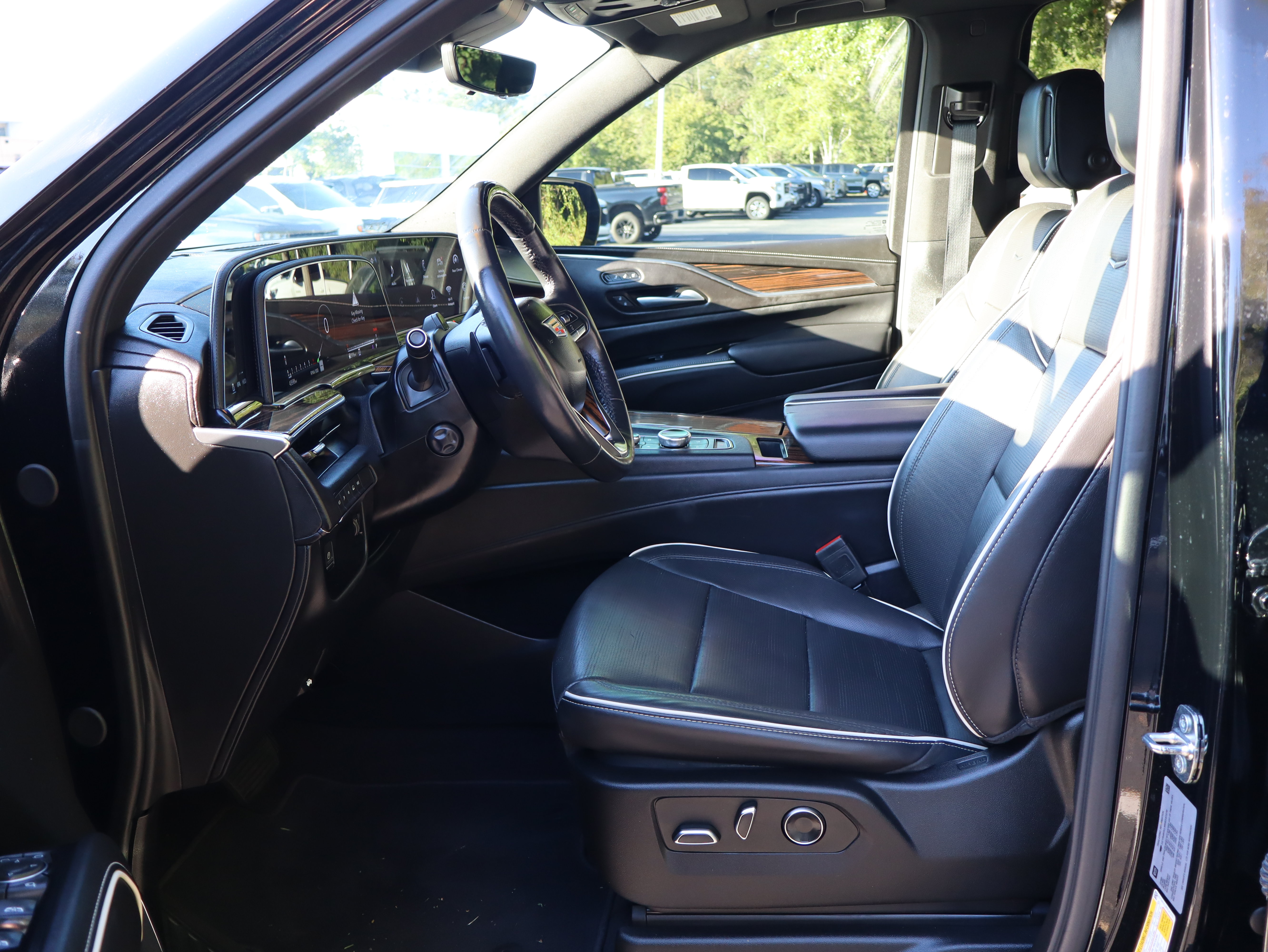 Used 2024 Cadillac Escalade ESV Premium Luxury AWD/4WD image 16