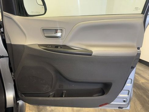 Used 2018 Toyota Sienna LE w/ Carpet Mat Package image 36