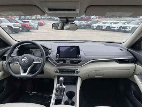 Used 2025 Nissan Altima 2.5 SV image 32