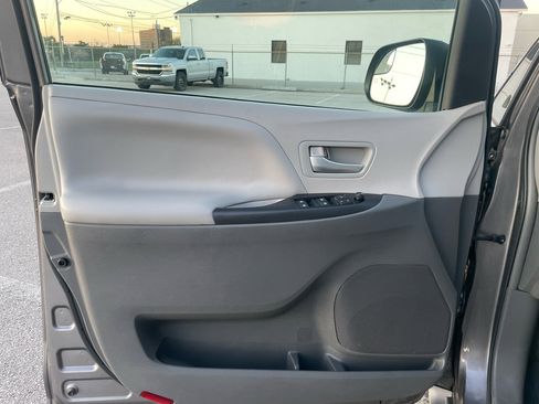 Used 2017 Toyota Sienna LE image 10