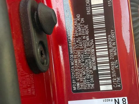 Used 2022 Toyota C-HR XLE FWD image 32