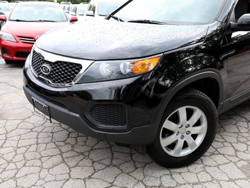 Used 2013 Kia Sorento LX w/ Third Row Pkg image 2