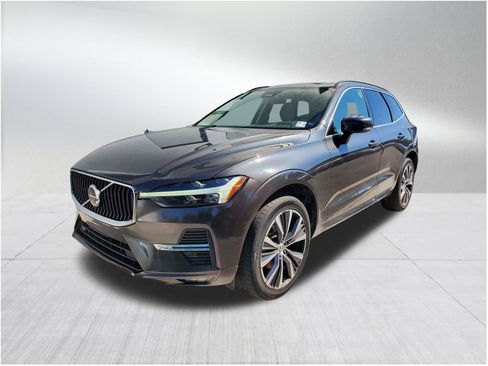 Certified 2022 Volvo XC60 B5 Momentum image 2