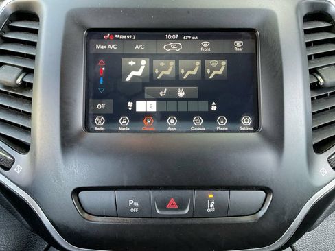Used 2021 Jeep Cherokee Latitude Plus FWD image 24