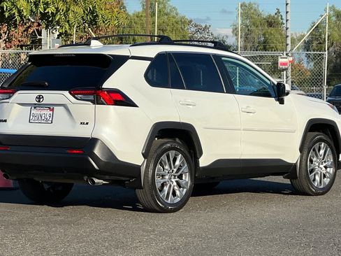 Used 2023 Toyota RAV4 XLE Premium image 2