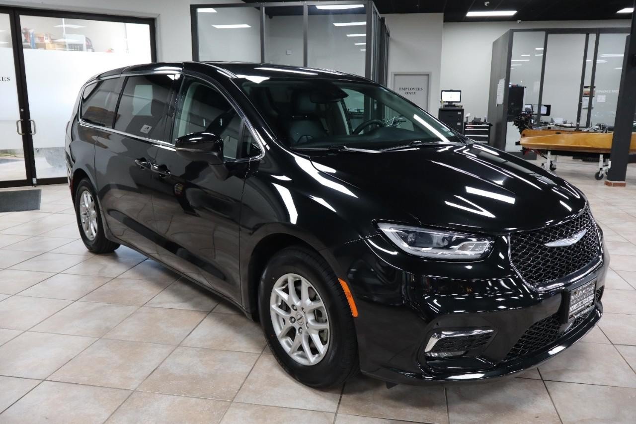 Used 2023 Chrysler Pacifica Touring-L FWD image 8