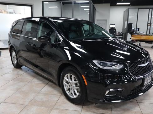 Used 2023 Chrysler Pacifica Touring-L FWD image 8