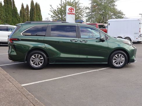 Used 2024 Toyota Sienna XLE image 9