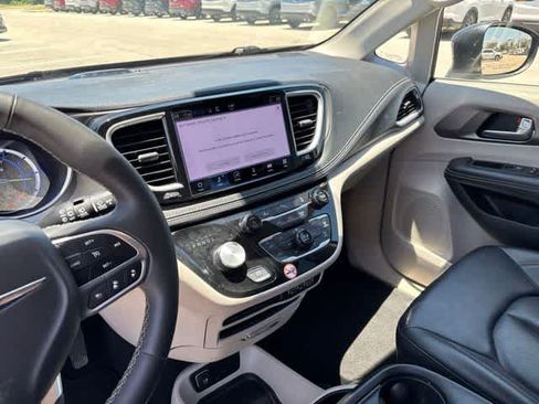 Used 2023 Chrysler Pacifica Touring-L FWD image 20