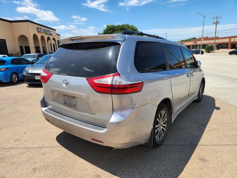 Used 2018 Toyota Sienna XLE w/ XLE Navigation Package FWD image 5