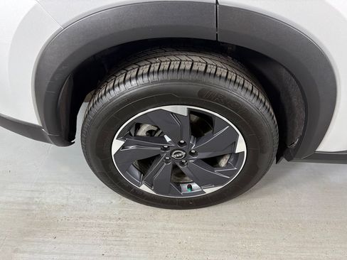 Used 2024 Nissan Rogue SV FWD image 11
