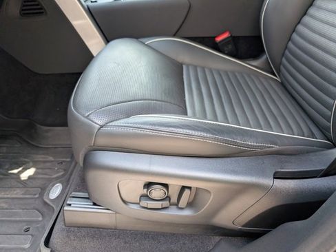 Certified 2024 Land Rover Discovery Dynamic SE image 21