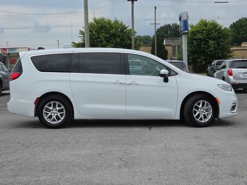 Certified 2023 Chrysler Pacifica Touring-L FWD image 8