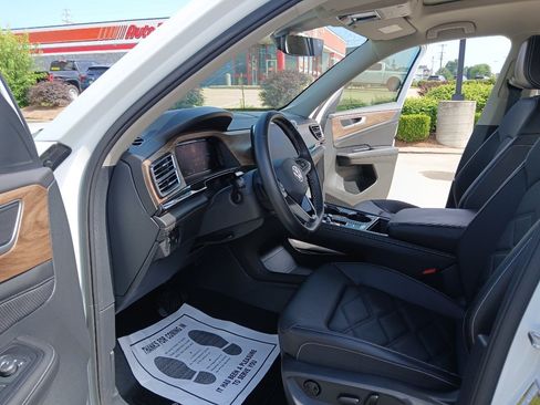 Used 2025 Volkswagen Atlas SE w/ Panoramic Sunroof Package FWD image 9