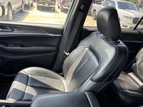 Used 2025 Jeep Grand Cherokee L Limited w/ Luxury Tech Group II RWD image 22