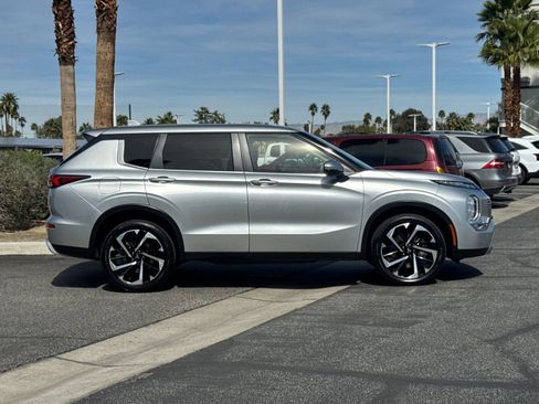 Used 2024 Mitsubishi Outlander SE image 2