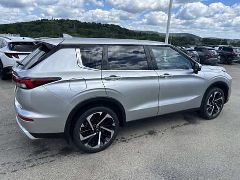 Used 2024 Mitsubishi Outlander SE AWD/4WD image 3
