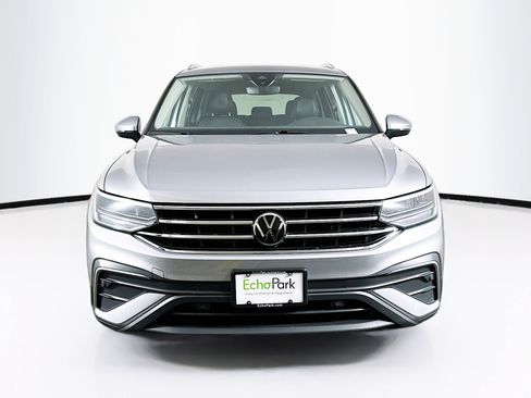 Used 2024 Volkswagen Tiguan SE image 2