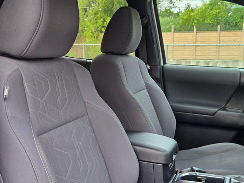 Used 2019 Toyota Tacoma TRD Off-Road w/ Technology Package image 30