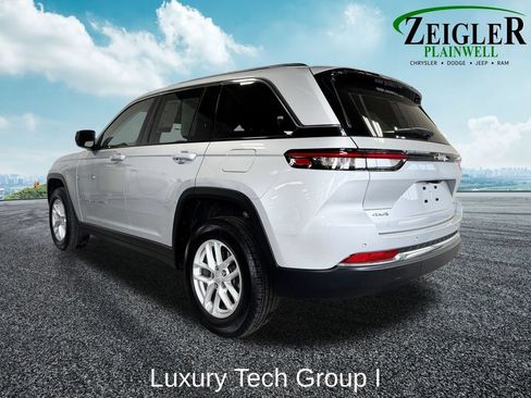 Used 2023 Jeep Grand Cherokee Laredo w/ Luxury Tech Group I AWD/4WD image 3