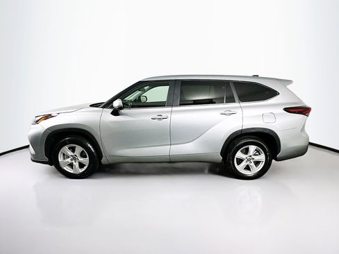 Used 2025 Toyota Highlander LE image 4