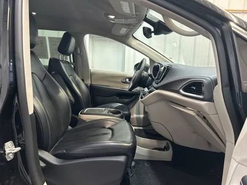 Used 2023 Chrysler Pacifica Touring-L FWD image 14