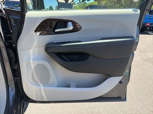 Used 2023 Chrysler Pacifica Limited FWD image 10