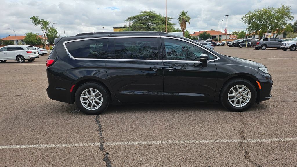 Used 2022 Chrysler Pacifica Touring-L FWD image 12